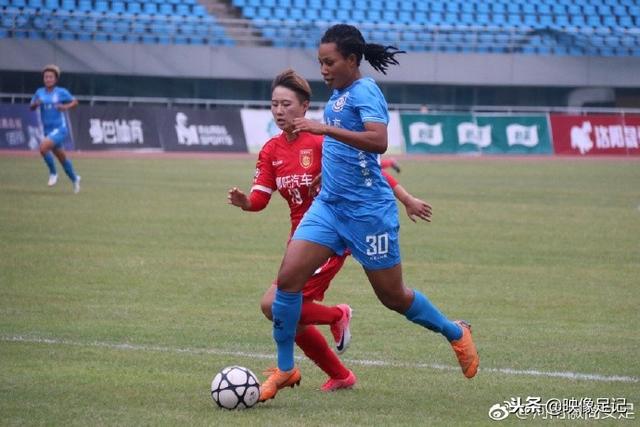 王虹获奖之际因奢侈品遭网络争议，批评声一片言论不公